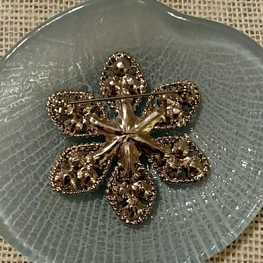 New Rhinestone Floral Design Statement Brooch In Silver Setting OS - Picture 3 of 4